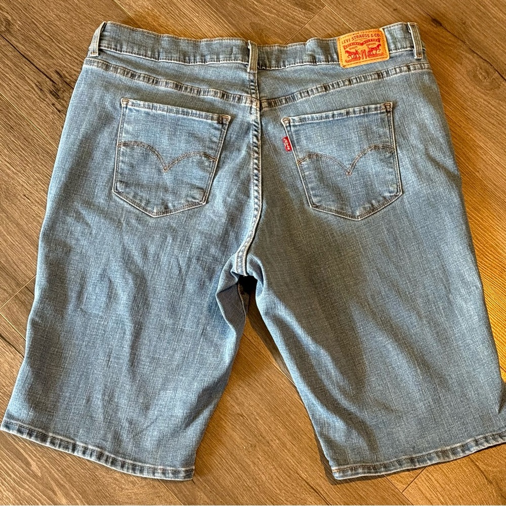 Levi’s Bermuda Denim Blue Light Wash Casual Chic Stylish Comfortable Shorts
